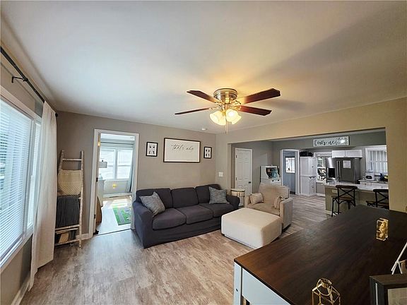 3rd image of 194 Park Dr
