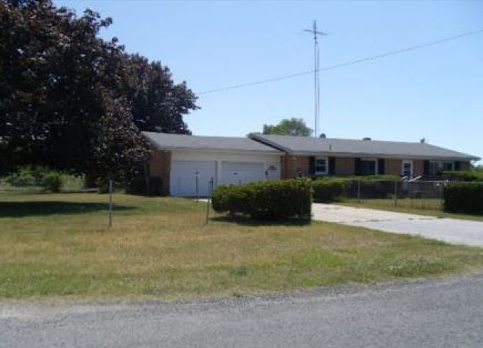 2nd image of 2482 Maple Ln
