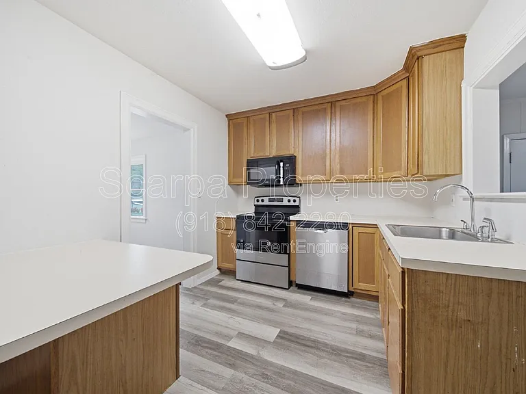 4530 E 6th St — Photo 9