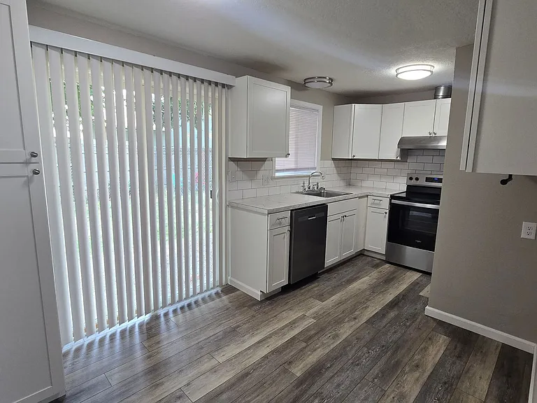 Catalina Apartments — Photo 6