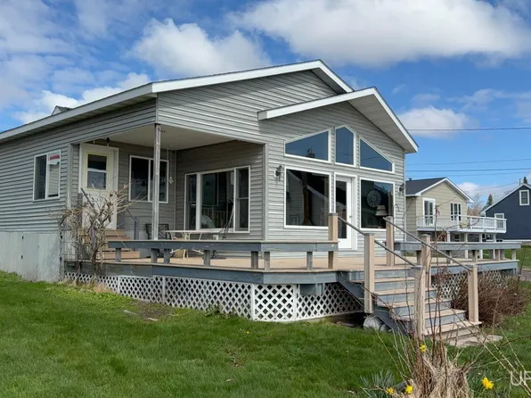 42720 Lakeshore Dr, Chassell, MI 49916