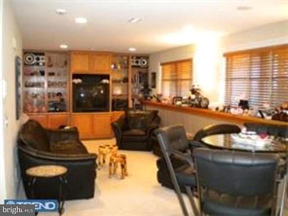2nd image of 14 Thomas Ln N