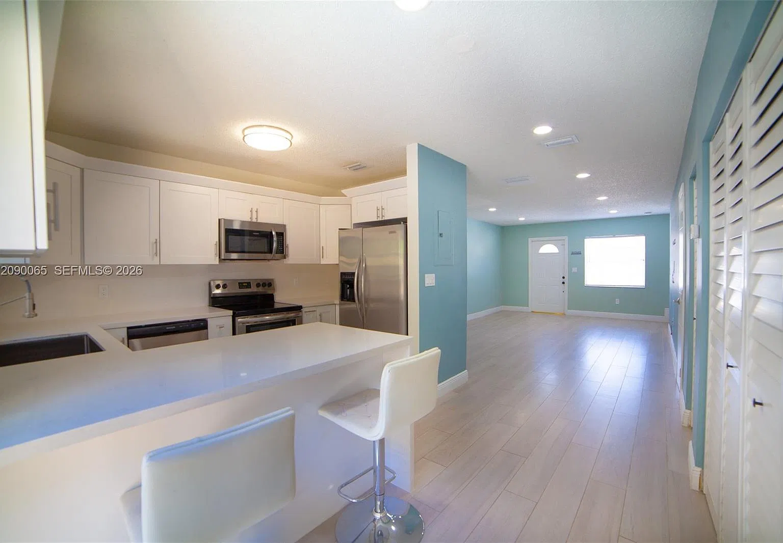 2 bed, 1200 sqft, $2,400 — Photo 2