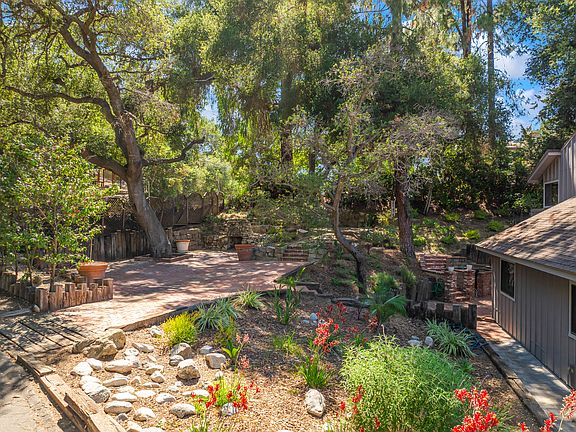 Spacious Side-Yard