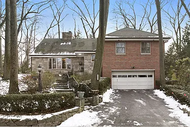 4645 Arlington Avenue in Riverdale