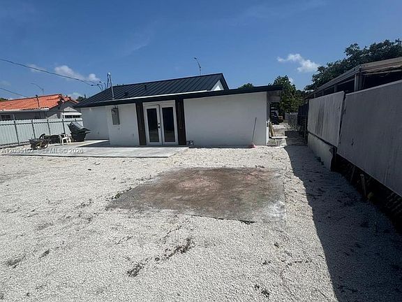 2nd image of 841 NE 4th Pl