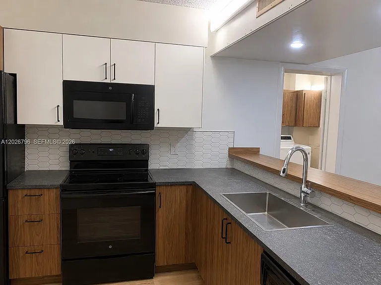 1705 Whitehall Dr #304 — Photo 6