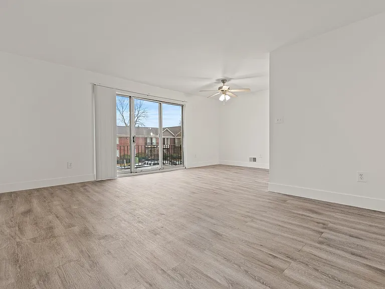 Carriage Hill Apartments - Dearborn Heights, MI — Photo 11