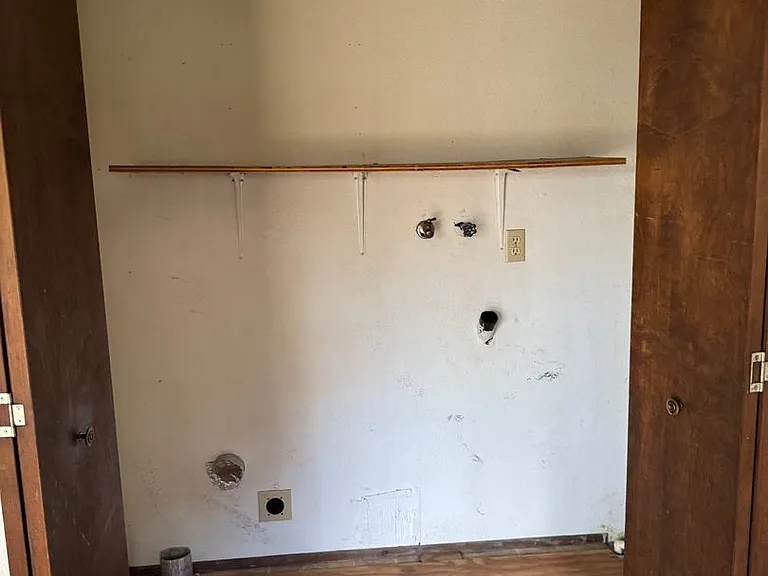 242 Currier Ave — Photo 7
