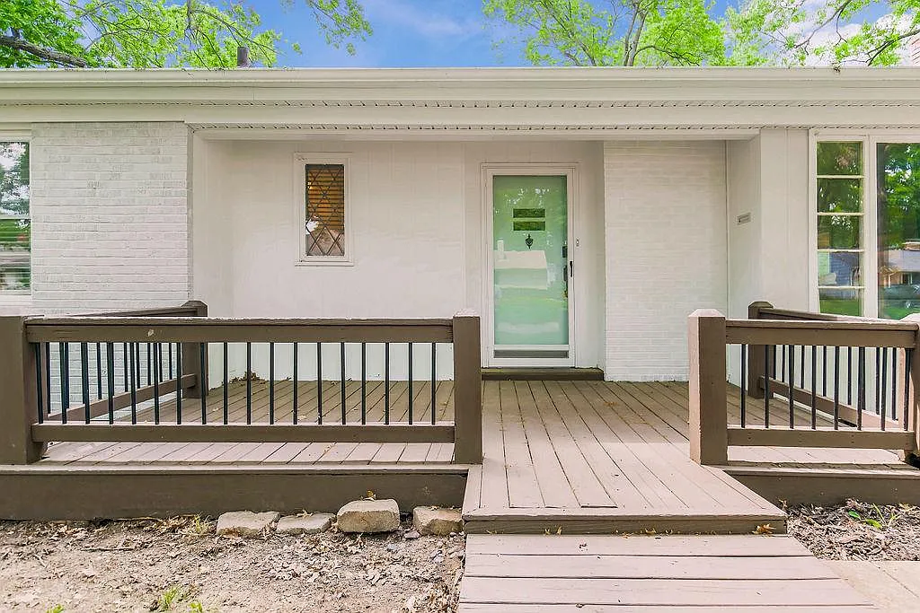 3 bed, 2100 sqft, $2,500 — Photo 3