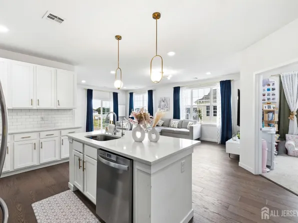 147 Lorhan Dr, Piscataway, NJ 08854