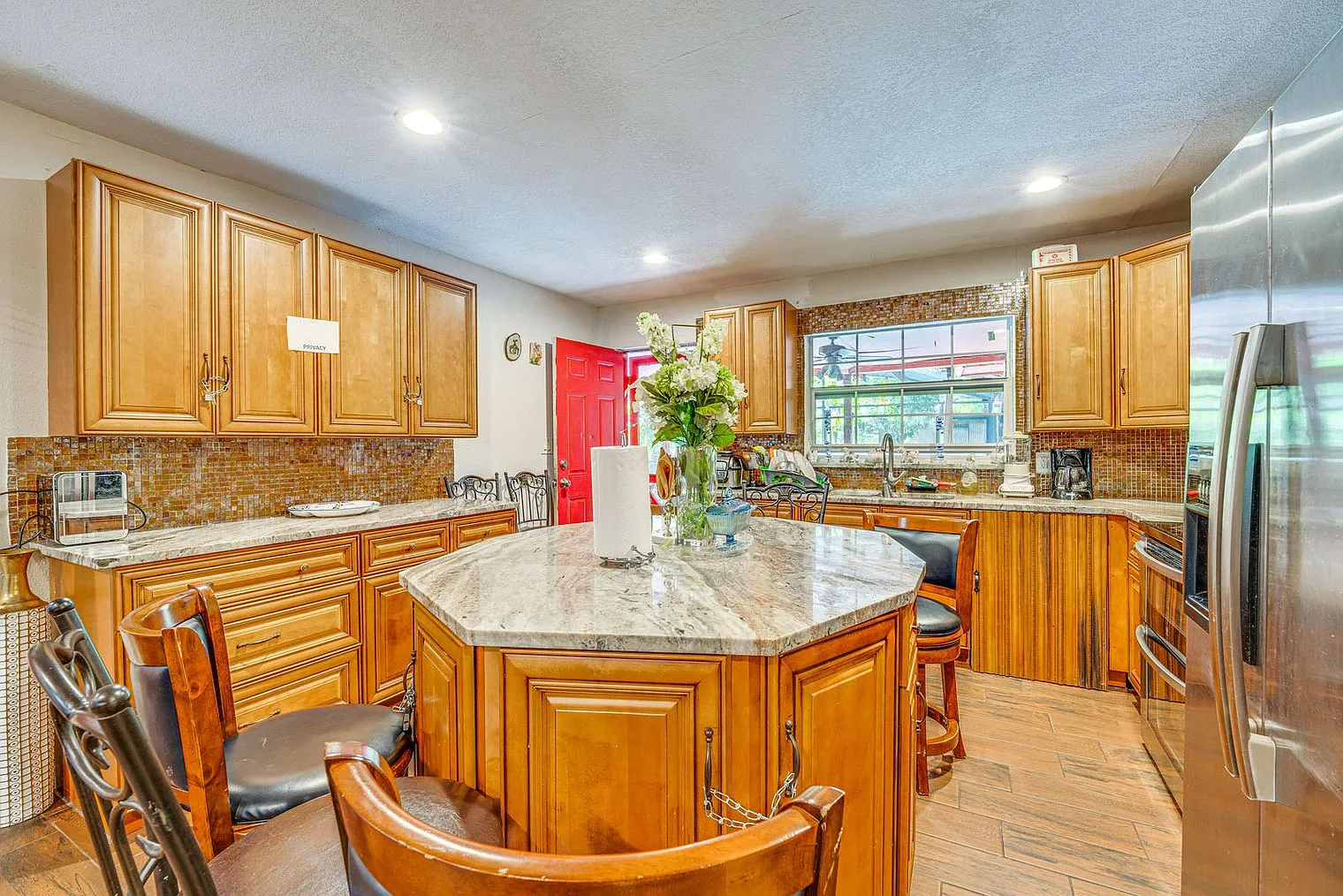 6 bed, 2.0 bath, 2497 sqft, $6,031 — Photo 4