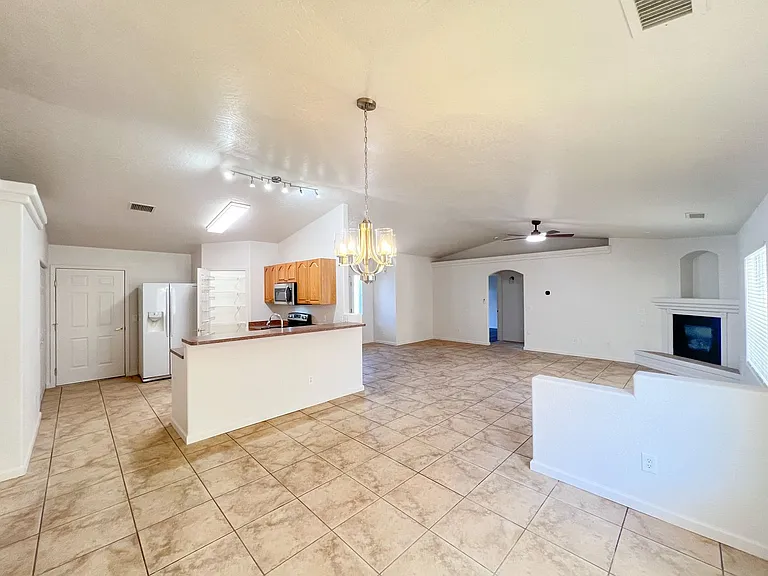 5921 N Bentley Dr — Photo 2