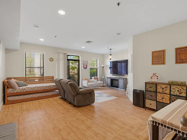 416 Grand St #3B — Photo 9