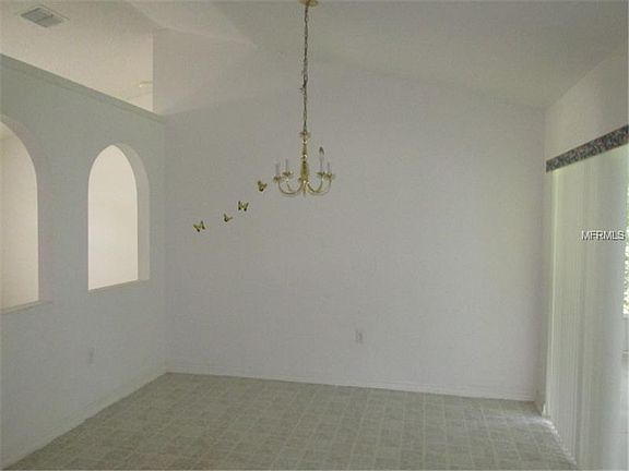 4th image of 15 York Ct