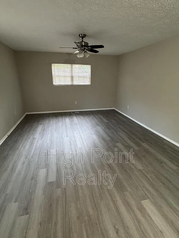 4 bed, 2.0 bath, 1438 sqft, $1,300 — Photo 3