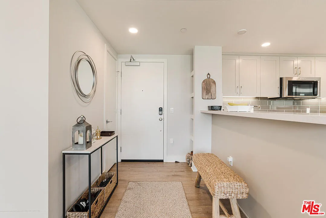 3 bed, 2.0 bath, 1280 sqft, $6,600 — Photo 2
