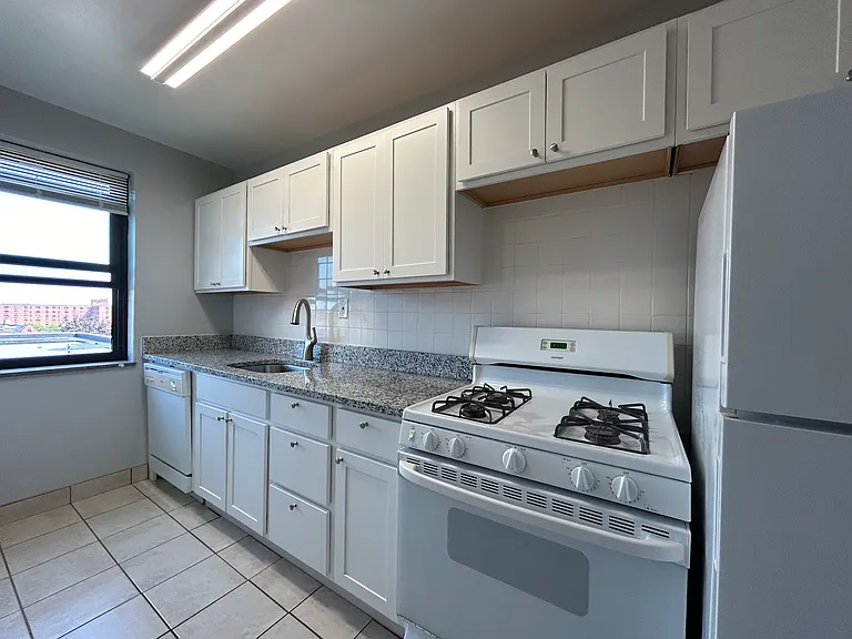 Royal Gardens Apartments — Photo 28