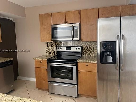 3rd image of 800 Parkview Dr APT 124