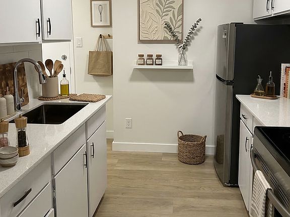 5th image of 399 32nd St W