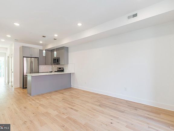 4th image of 2406 W Master St #2