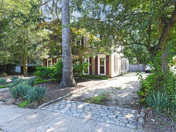 3rd image of 160 Lincoln Ave