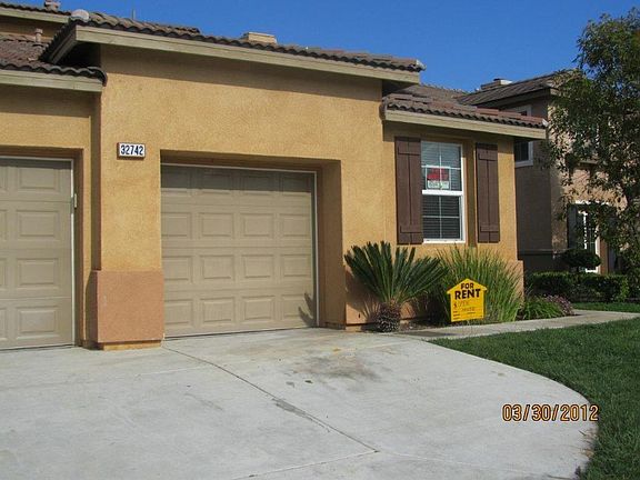 3 car garage *Stock picture