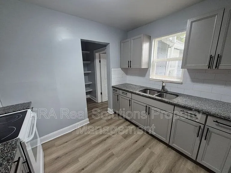 1042 E 14th Ave — Photo 5
