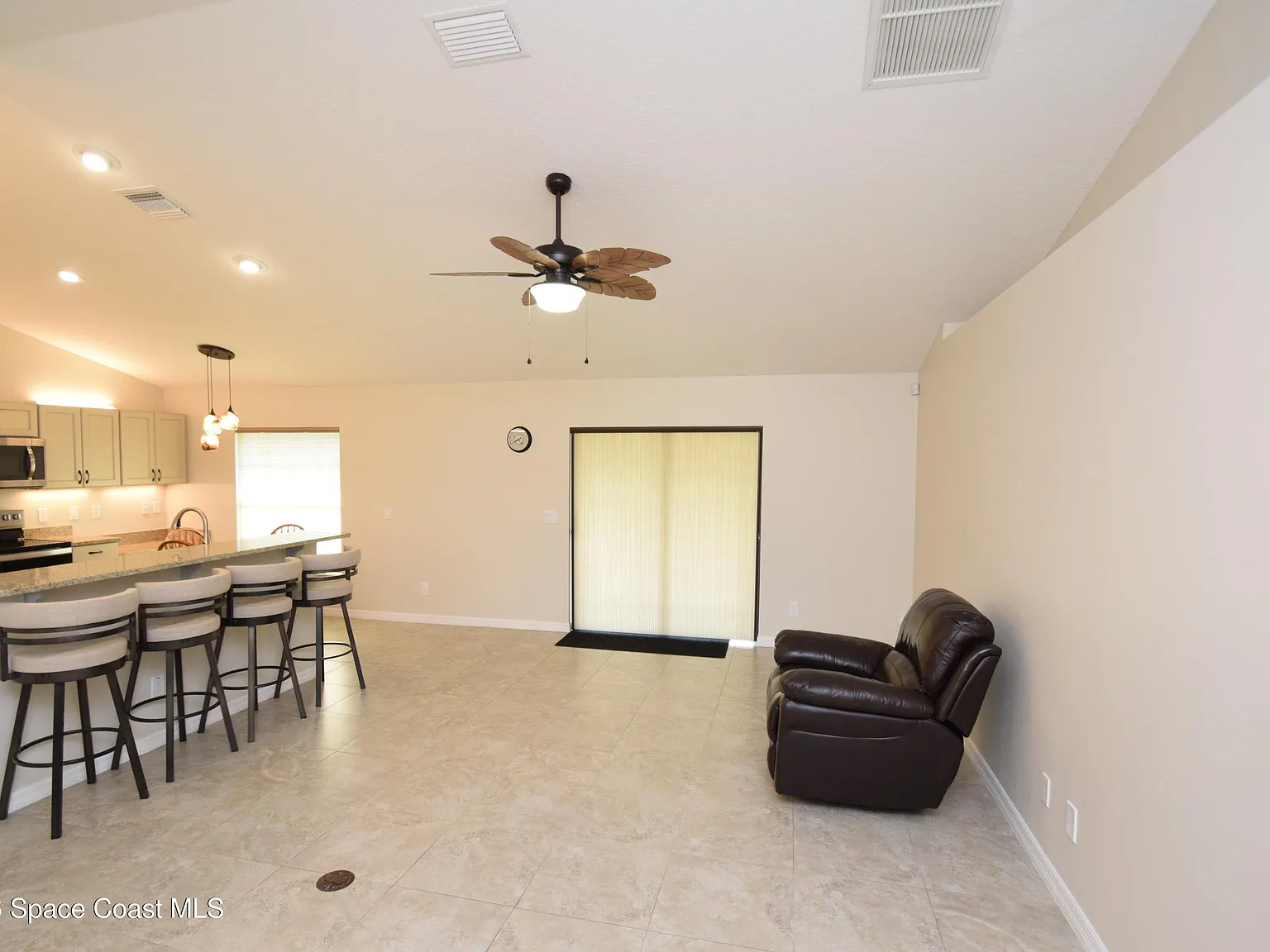 3 bed, 2.0 bath, 1458 sqft, $2,200 — Photo 4