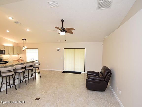 4th image of 1961 Gloria Cir NE