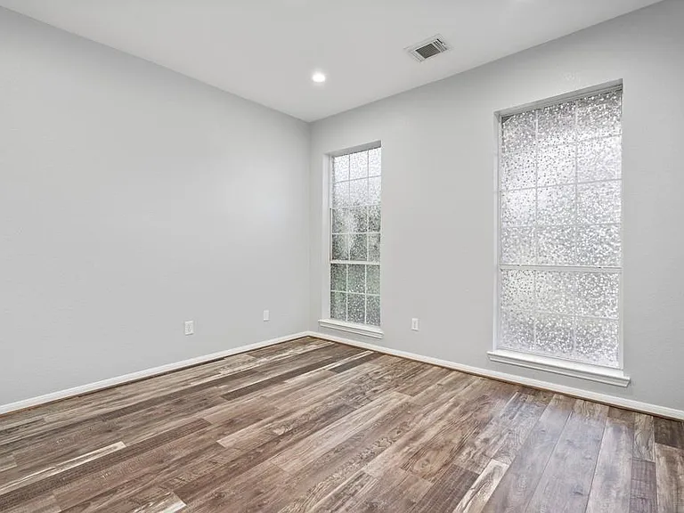421 Livingstone Ln — Photo 6