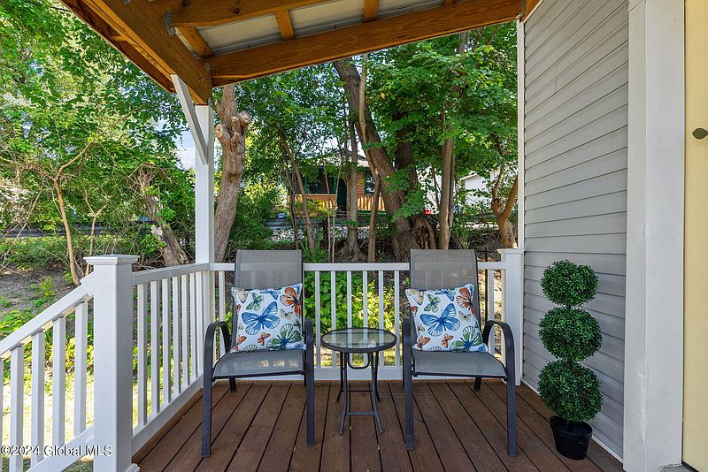 4th image of 73 Pleasantview Avenue