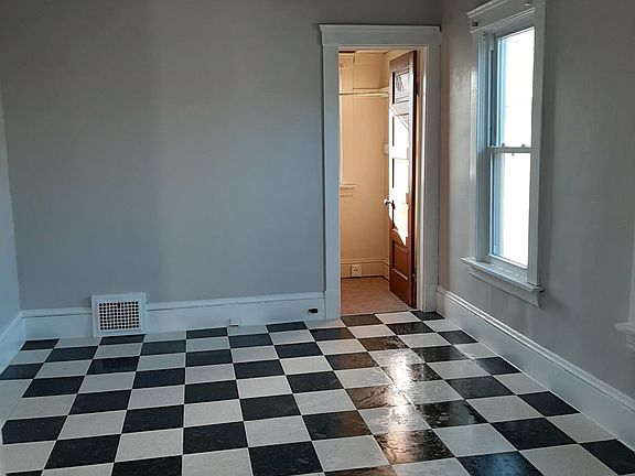 2nd image of 13101 Wainfleet Ave