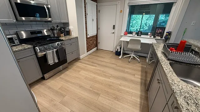 819 E 2nd St #3 — Photo 2