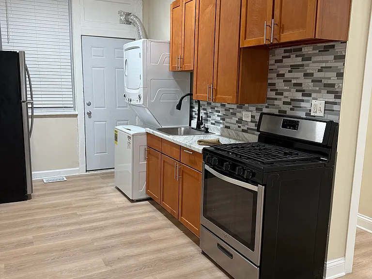 205 E 42nd St #1E — Photo 1
