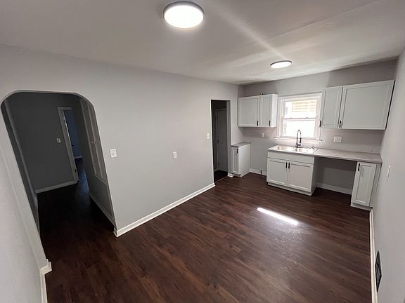 3rd image of 909 N Dearborn St #909