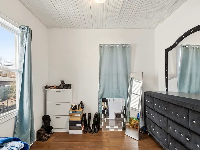 1018 W 115th St — Photo 10