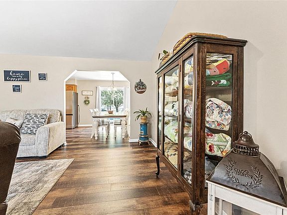 4th image of 210 Castlewood Dr