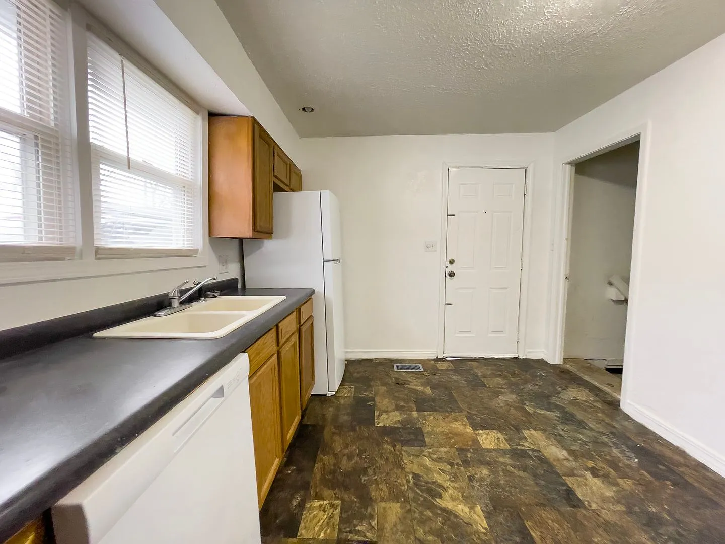 For Rent: 722 S Hackley St: 2 Bedroom 2 Bathroom Home! W/D Hookups! Enclosed Front Porch! — Photo 4