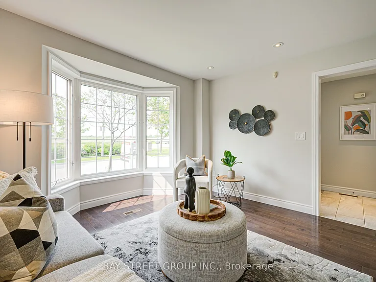 43 Tower Bridge Cres — Photo 3