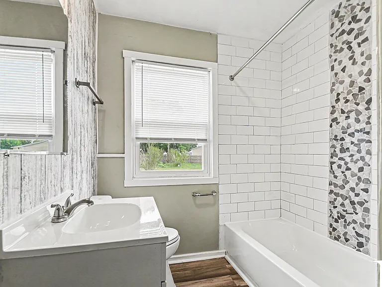 164 S Gladstone Ave — Photo 8