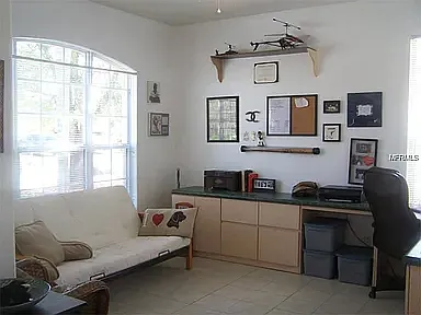 side room can be used as office or private livingroom