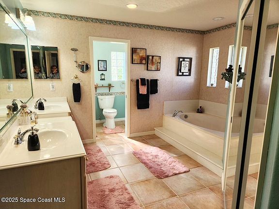4th image of 220 Seaglass Dr