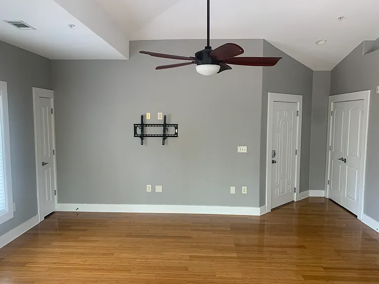 Living Room/Entrance