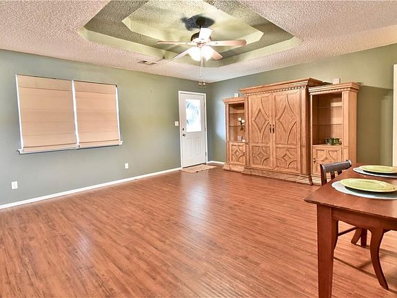 3rd image of 903 S 38th St