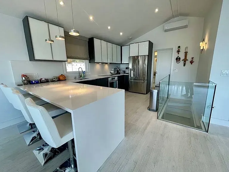 16 N Shore Rd — Photo 9