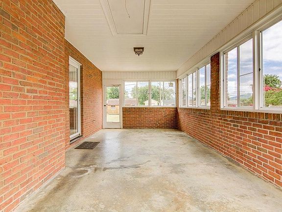 4th image of 5626 Meadowcrest St