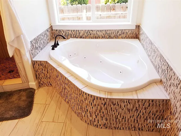 Master Bathroom Jet Tub