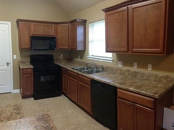 3rd image of 212 White Oak Dr