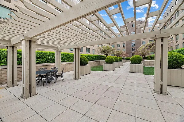 Rented by REAL New York | media 9